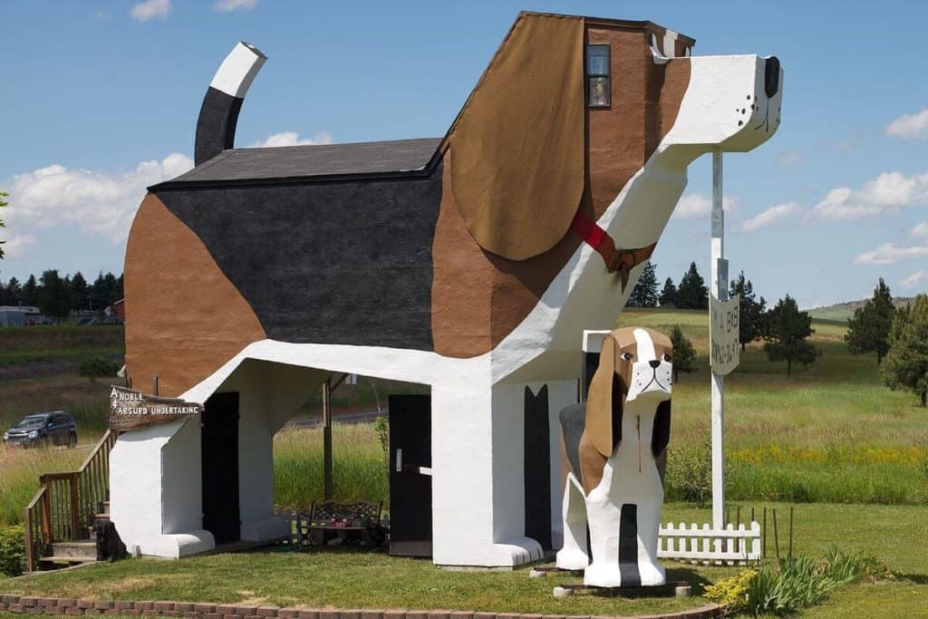 https://upload.wikimedia.org/wikipedia/commons/thumb/1/18/Dog_Bark_Park_Inn.jpg/1280px-Dog_Bark_Park_Inn.jpg